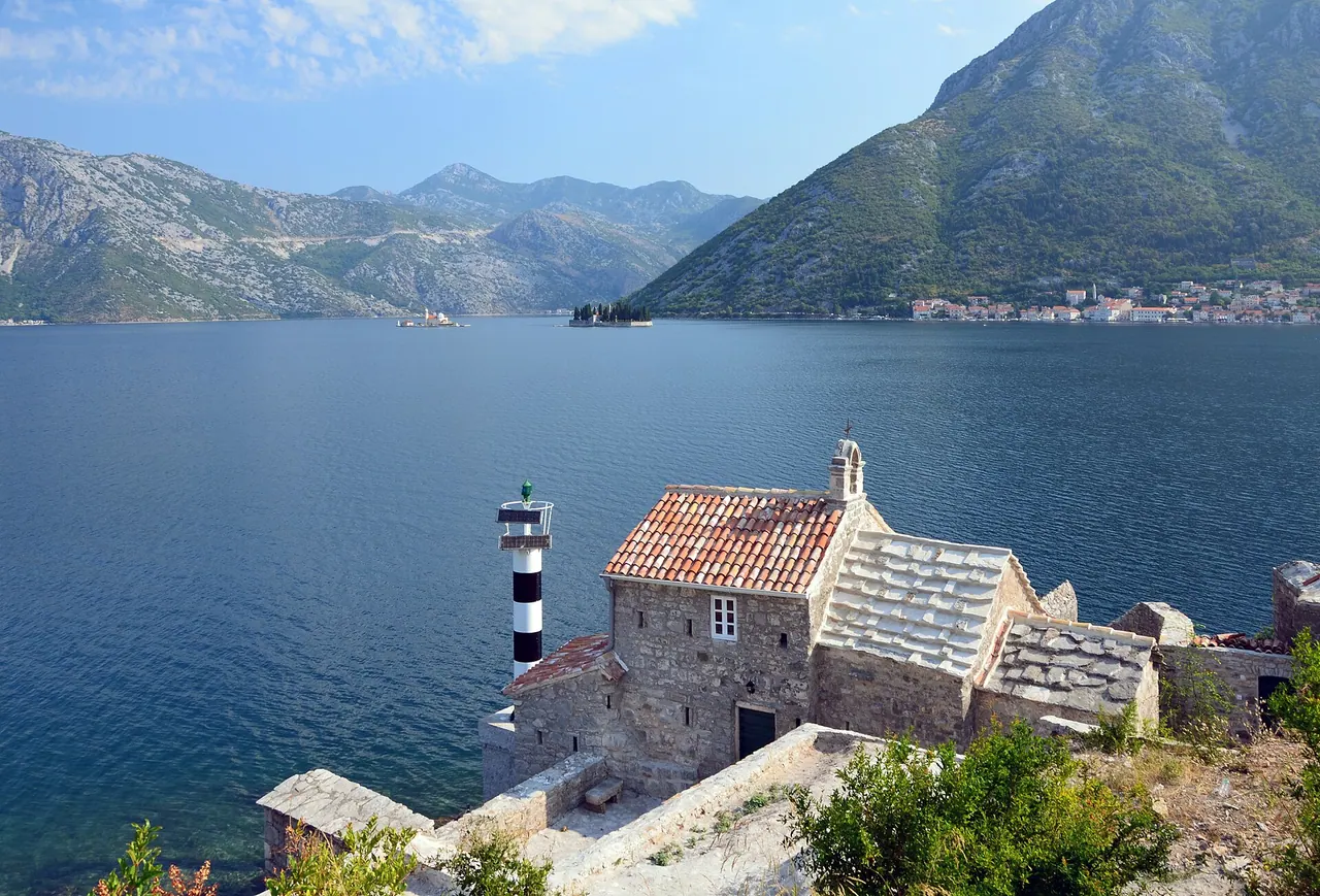 Les bouches de Kotor au Monténégro, avec Perast au fond